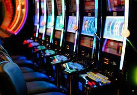 88MMR မြန်မာ ကစားသမားများ mobile ဖုန်းမှတစ်ဆင့် Live Casino ဆော့နေသော ပုံ